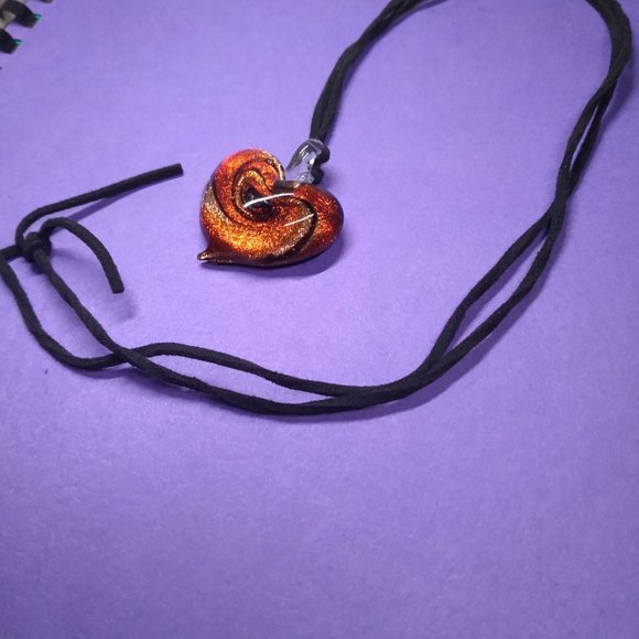 Glittery Heart swirl necklace - Picture 5 of 7